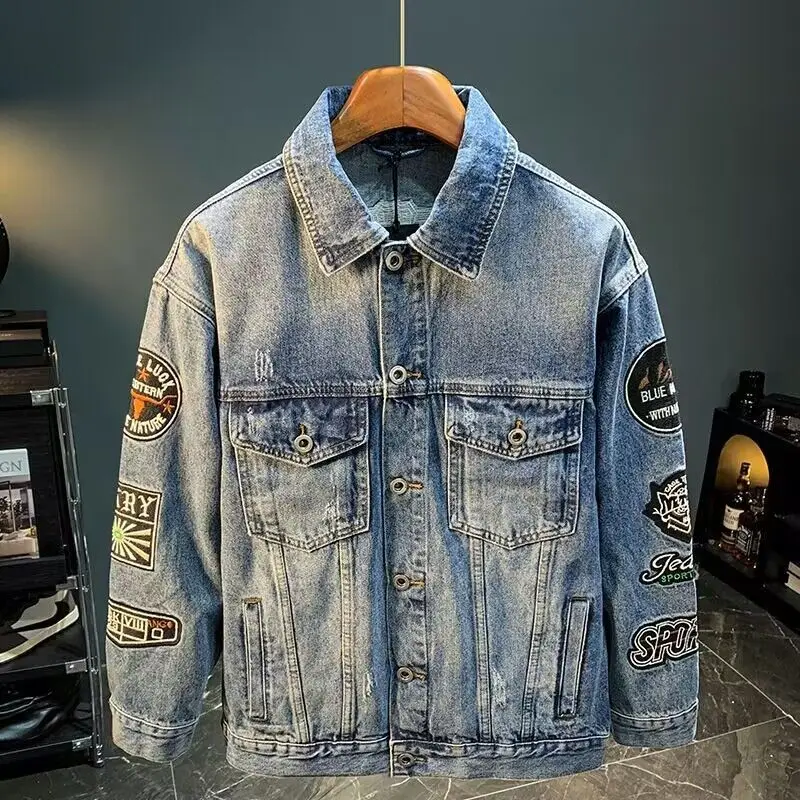 Street Fashion Jacket Men - แจ็คเก็ตยีนส์ปักลายสไตล์ผู้ชาย แนวสตรีท ทรงโอเวอร์ไซส์ สำหรับฤดูใบไม้ผลิและฤดูใบไม้ร่วง แจ็คเก็ตลำลอง แฟชั่นสไตล์เรโทร