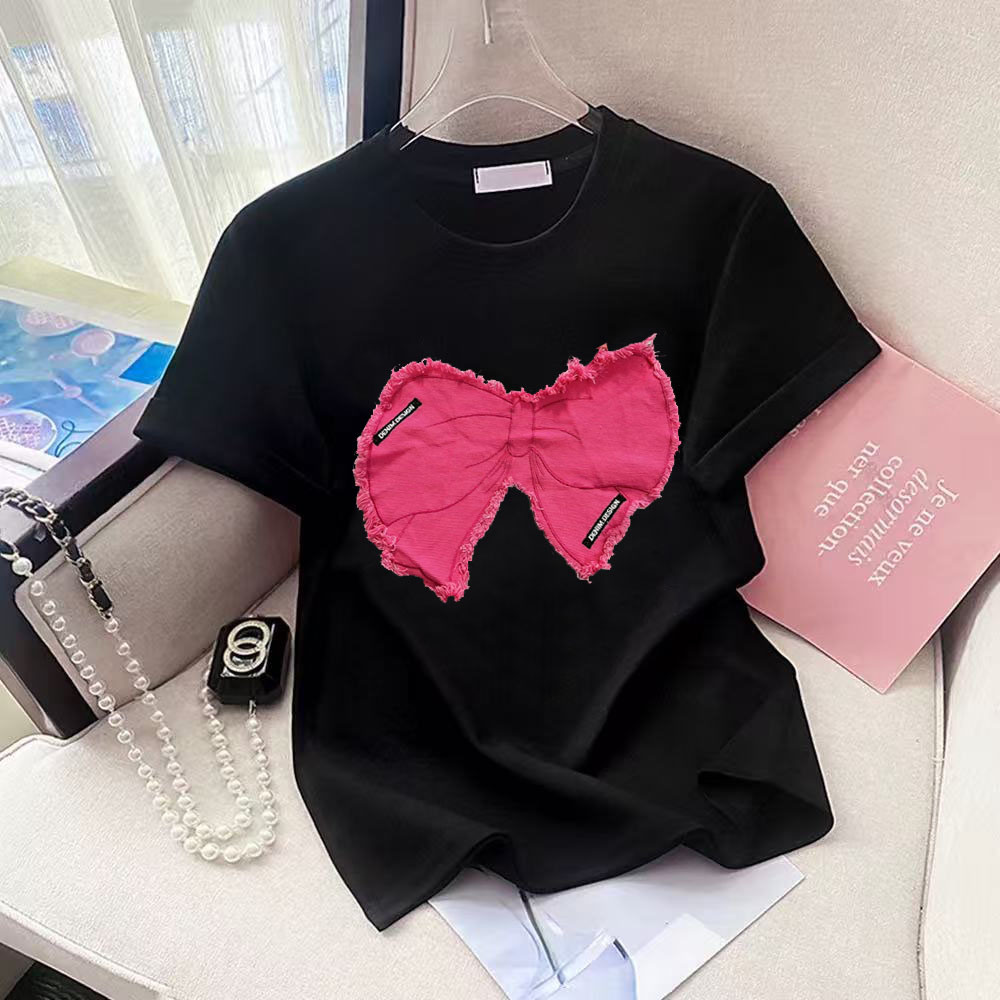 Street Fashion Shanghai - เสื้อยืดแขนสั้นคอโอ ผ้าเดนิมสีแดงกุหลาบ แต่งโบว์ ทรงหลวม ดีไซน์ใหม่ปี 2025