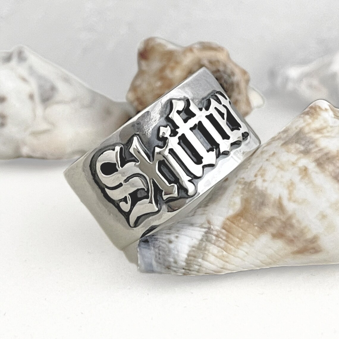 Street Fashion Rings - 12MM Men' Gothic แหวนส่วนบุคคลเก่าภาษาอังกฤษ Hip-Hop ชื่อแหวนที่กําหนดเองคู่แต่งงานแหวนเครื่องประดับสแตนเลสของขวัญ